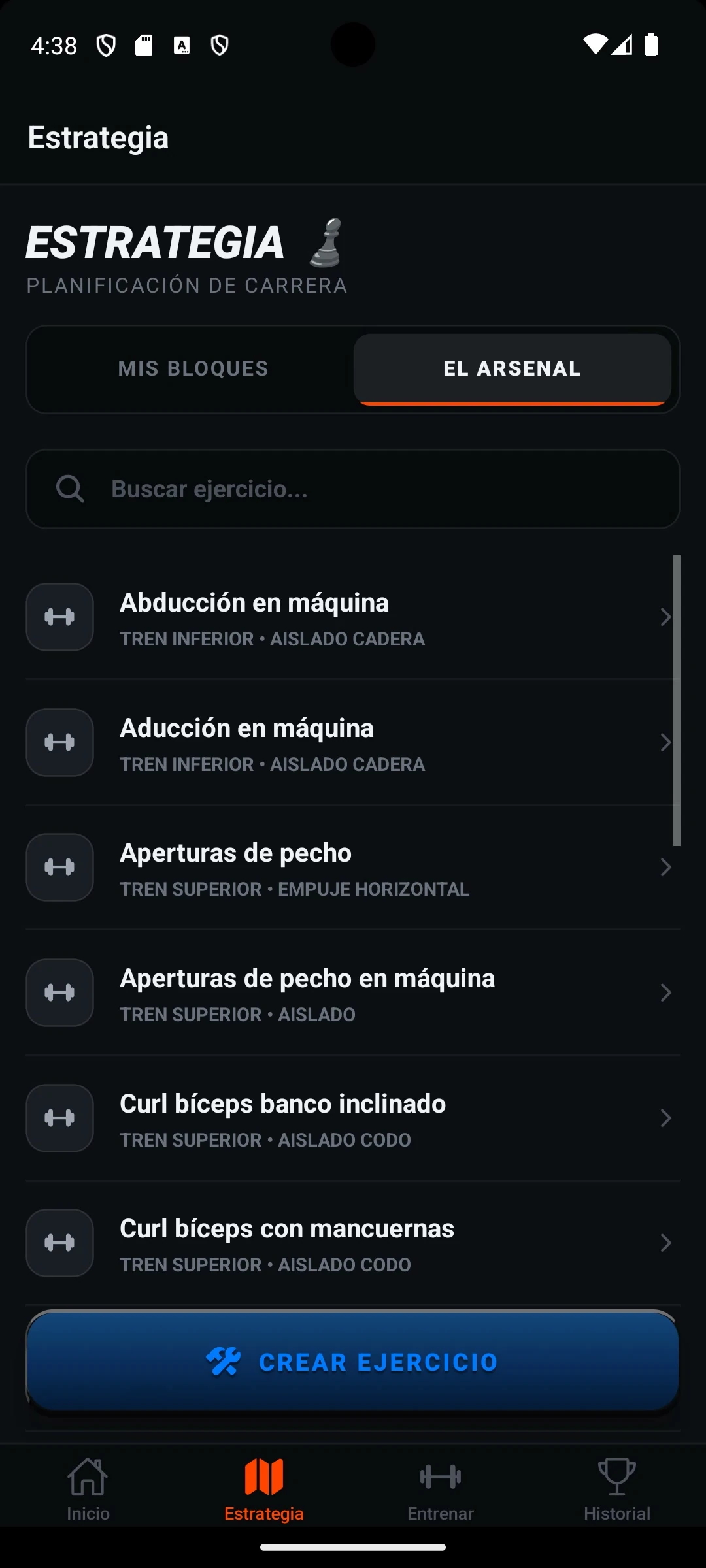 Pantalla Estrategia, pestaña El arsenal, con buscador de ejercicios, botón Crear ejercicio y una lista de ejercicios agrupados por nombre.